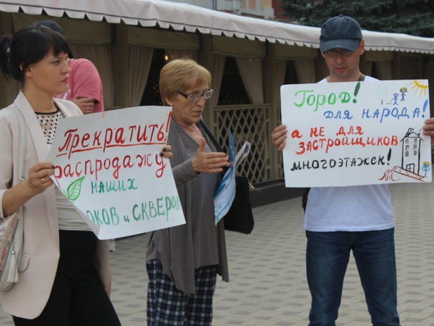 Воронежцы в очередной раз провели пикет против застройки сквера на Лизюкова