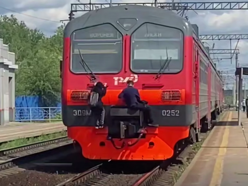 Малолетние зацеперы опасно оседлали электричку в Воронеже  