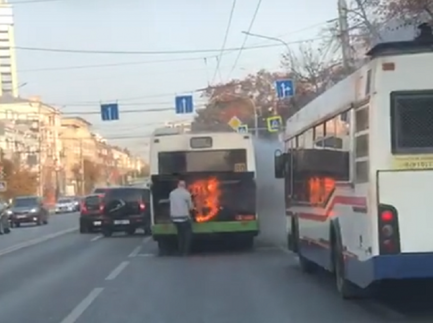 Загоревшийся автобус сняли на видео в центре Воронежа
