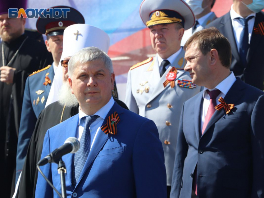 Губернатор Гусев и спикер Нетесов не скрывались за масками на параде Победы в Воронеже