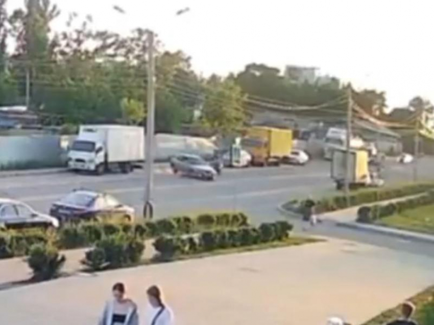 Подросток-мопедист влетел в легковушку и попал на видео в Воронеже