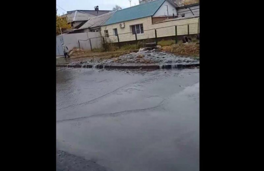 Разлив зловонной реки показали на видео в Воронеже