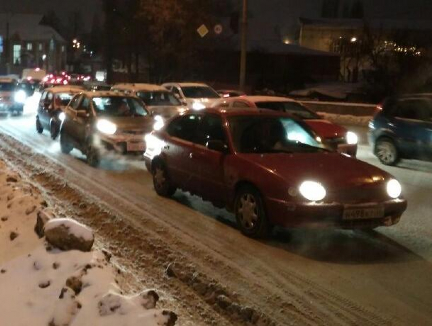 В Воронеже ДТП из-за ремонта виадука спровоцировали пробку на 9 Января