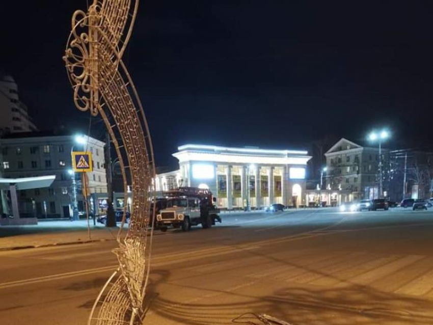Огромная иллюминация обвалилась на дорогу в центре Воронежа