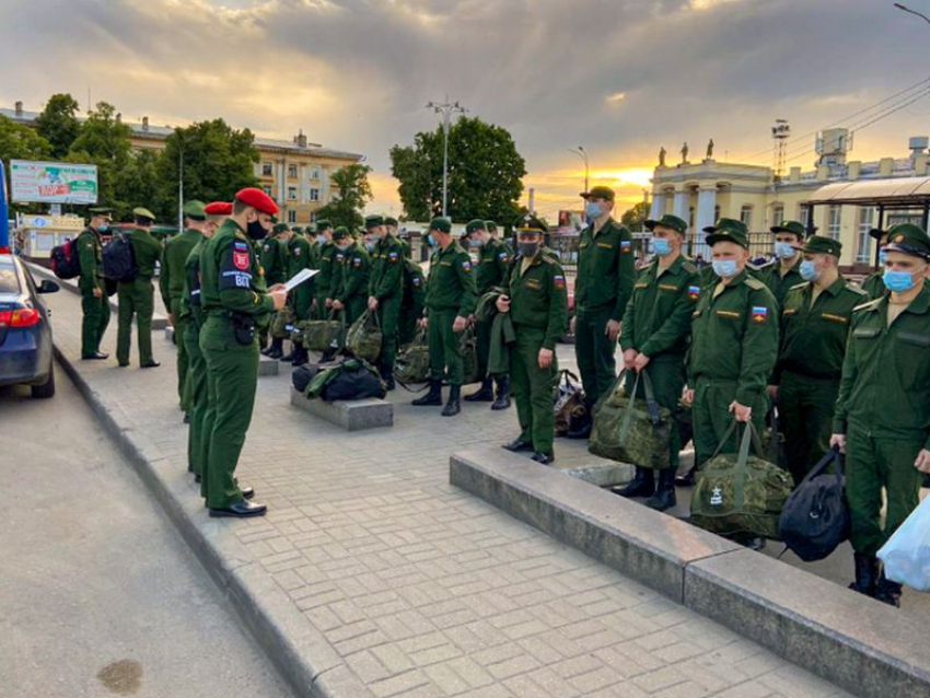 Воронежских новобранцев в масках отправили служить Родине