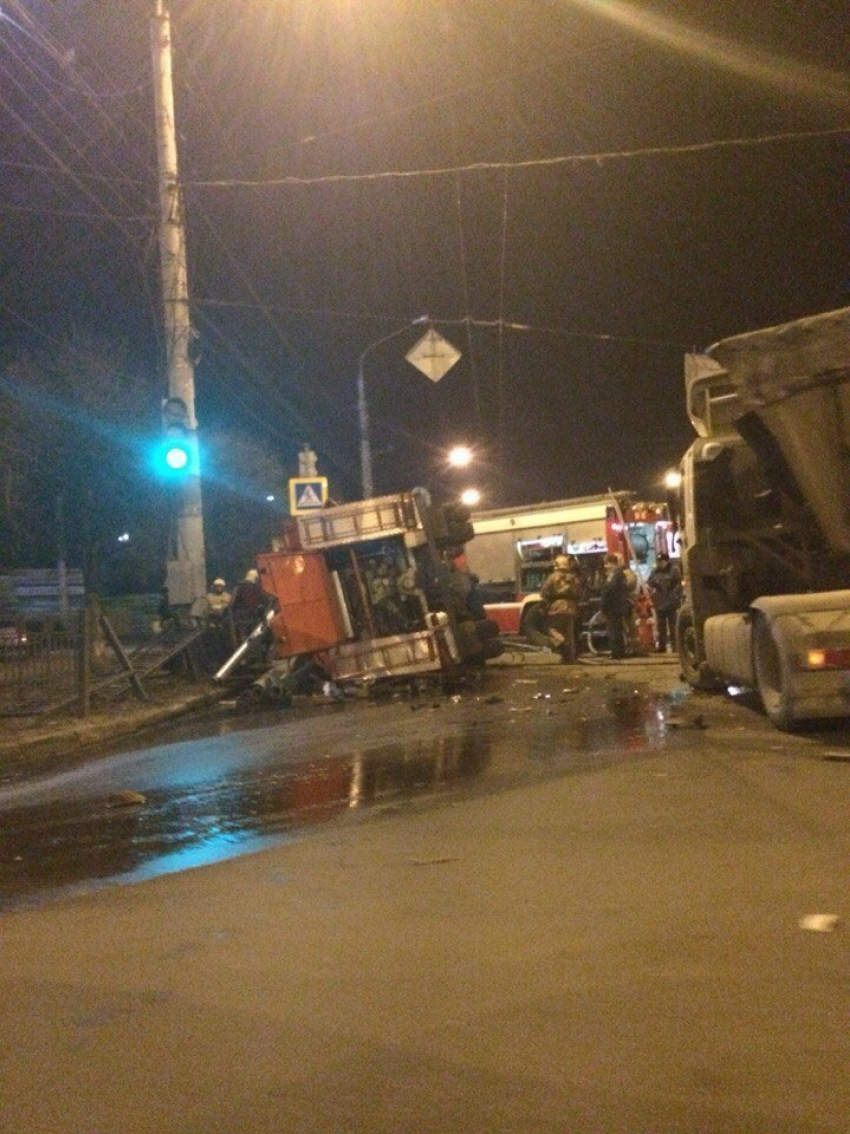 В Воронеже перевернулась пожарная машина, столкнувшись с фурой