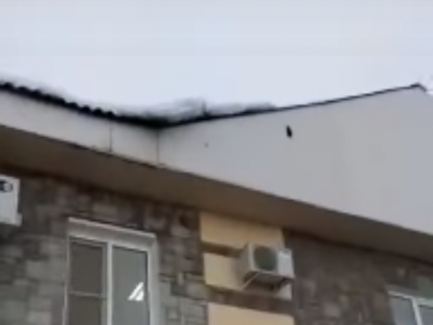 Поликлинику наказали за сход снега с крыши в Воронежской области 