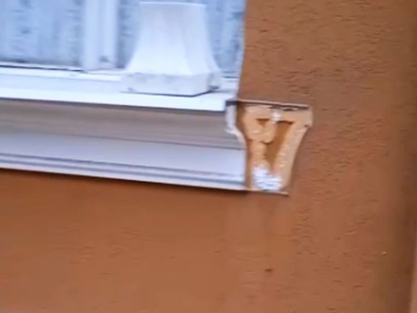 Новые последствия бракованного капремонта запечатлели на видео в Воронеже