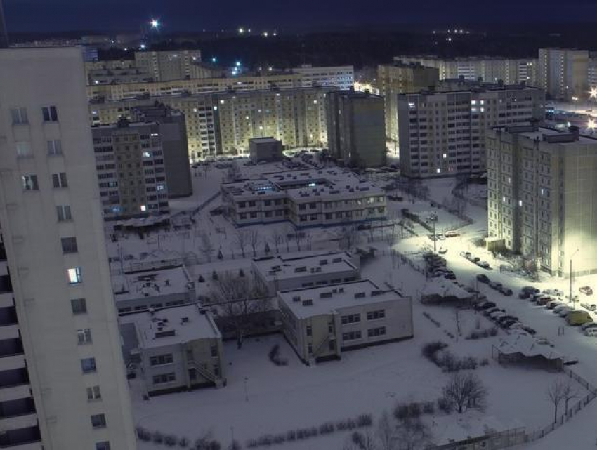 В Воронеже школьница выжила после падения с крыши девятиэтажки, делая селфи