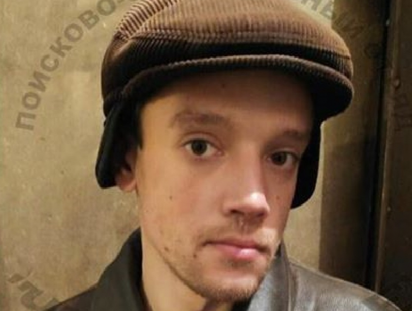 Мужчину в кепке со щетиной разыскивают в Воронеже