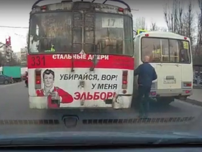 Опасные гонки троллейбуса с ПАЗиком в Воронеже попали на видео 