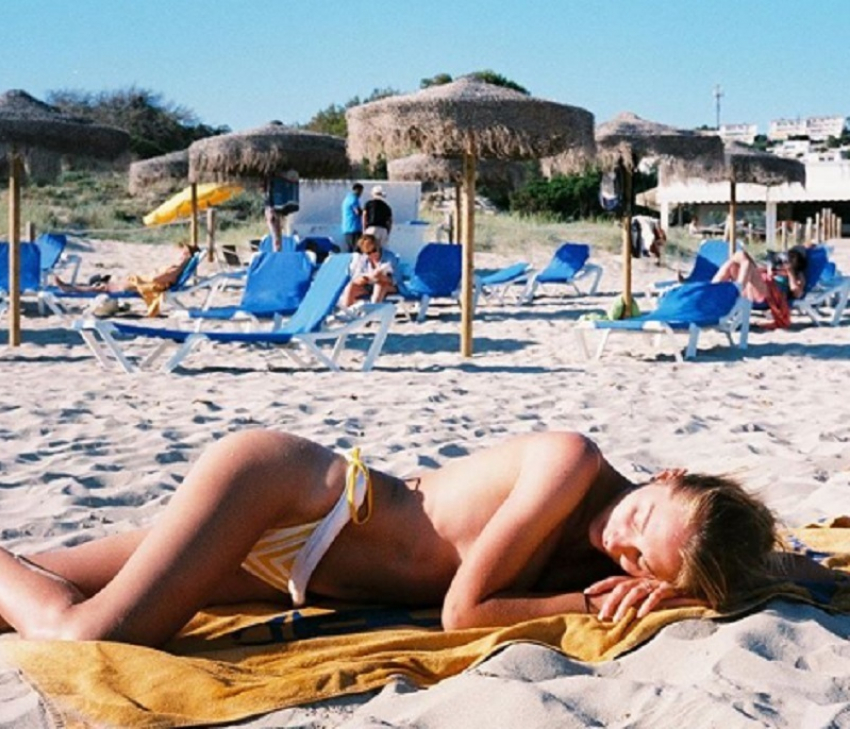 Как выглядят девушки на пляже без купальника (30 фото)