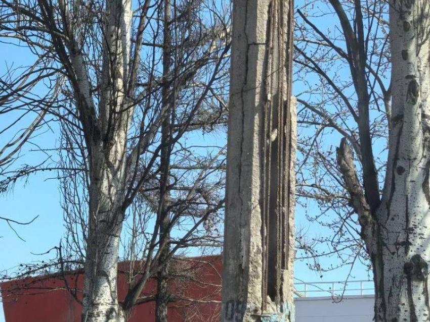 Электрический столб из последних сил держится в Воронеже