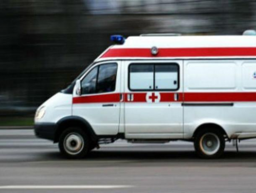 Выпавшая из окна девочка умерла по дороге в больницу в Воронеже