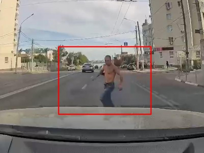 Полуголый пешеход шокировал своим поступком водителей в Воронеже