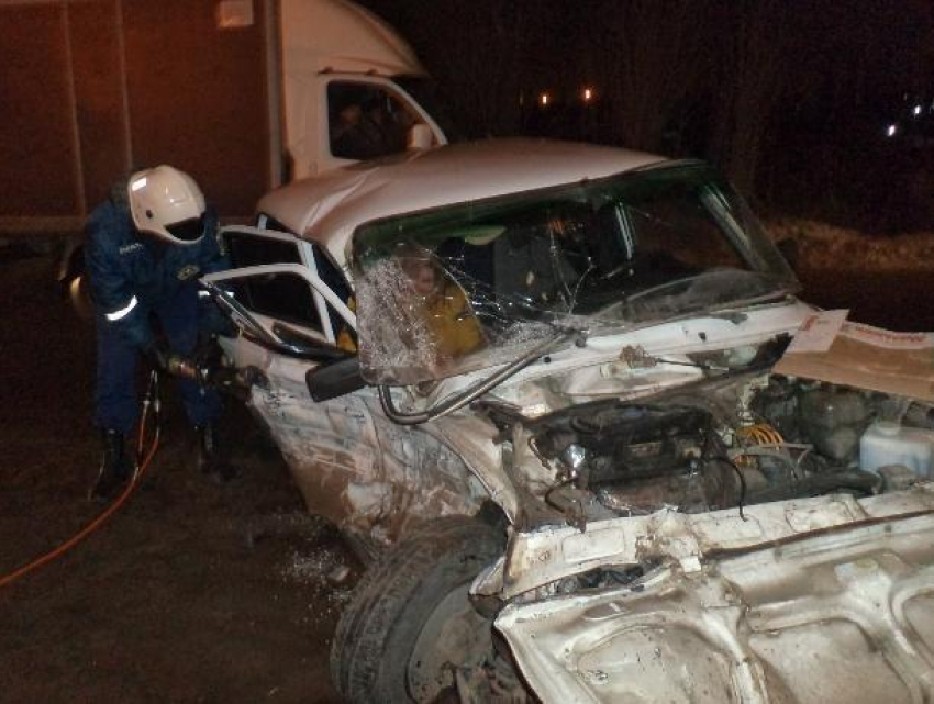 В Воронеже спасателям пришлось доставать пострадавших в ДТП при помощи гидравлики