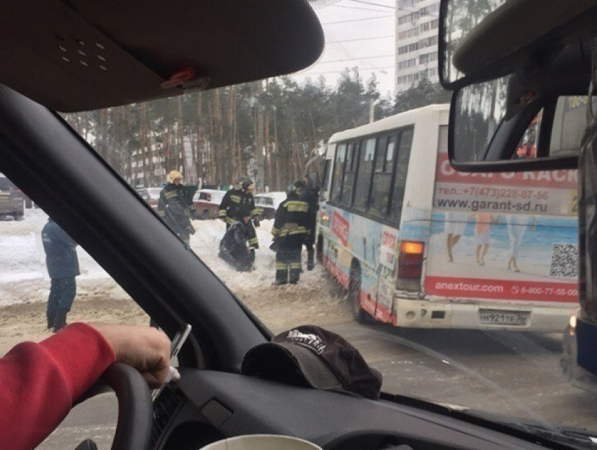 В Воронеже маршрутка сбила двух пешеходов 