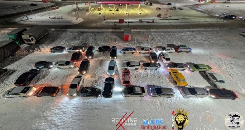 Автомобилисты необычно поздравили воронежцев с Новым годом 