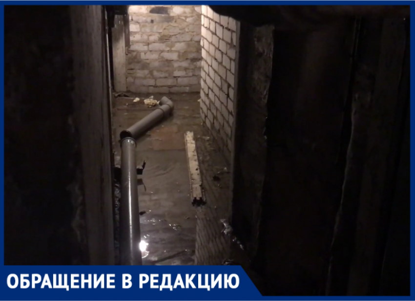 После аварии подвал дома в Воронеже заполнили фекалии, а подъезд окутал ужасный запах