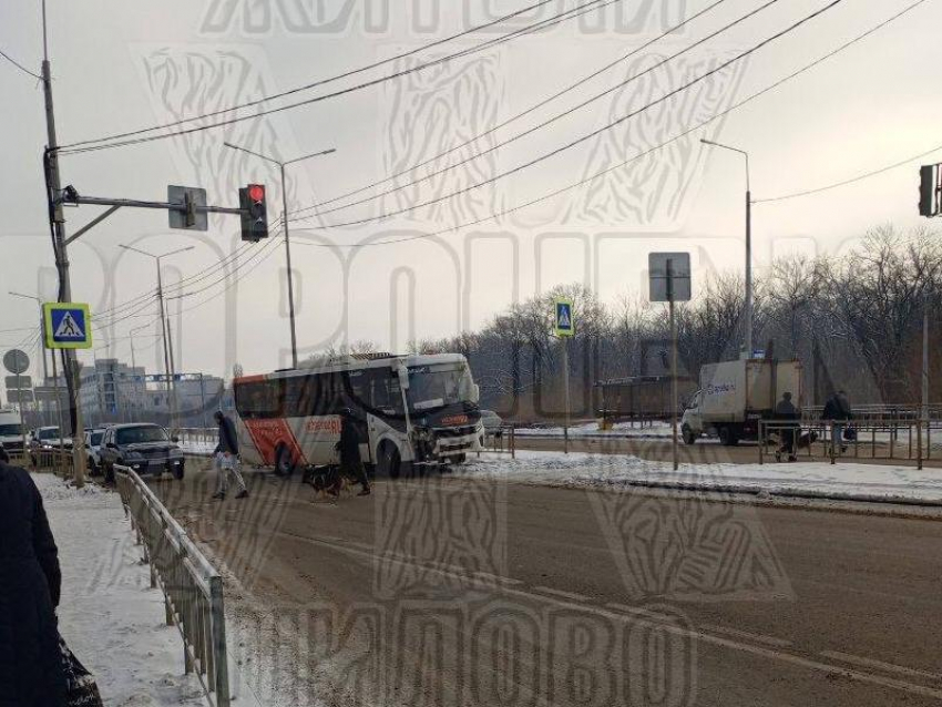 Маршрутка влетела в легковушку в Воронеже - опубликовано видео