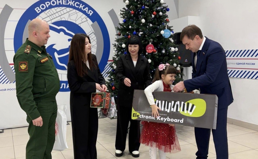 Сенатор Нетесов вручил подарок воронежской девочке