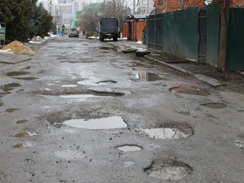 Нетерпеливые водители разбили дорогу в частном секторе Воронежа из-за пробок 
