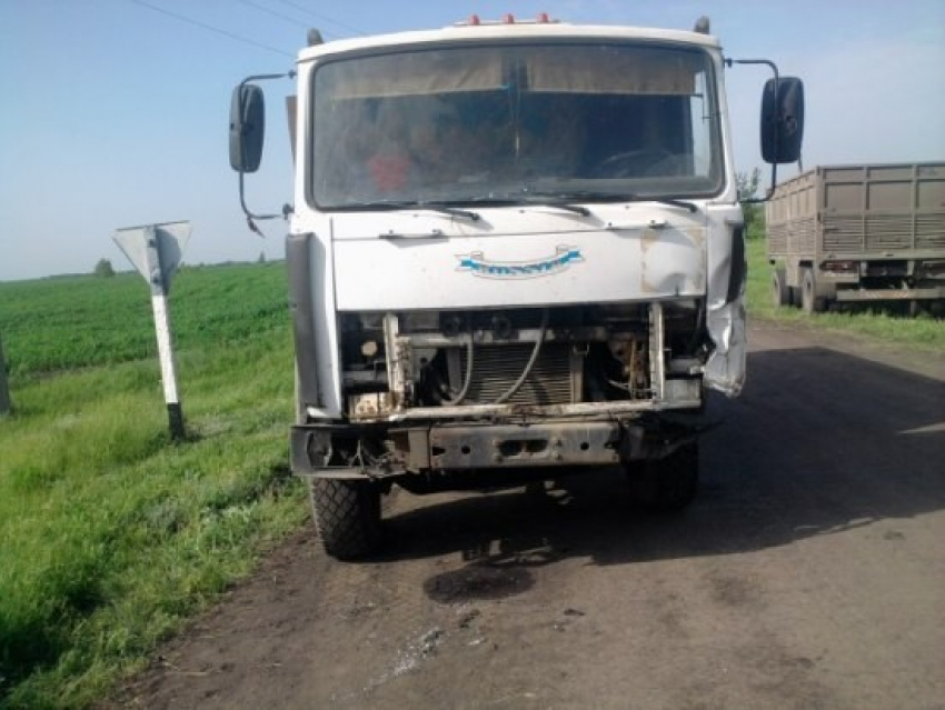 В Воронежской области человек погиб при столкновении легковушки и грузовика