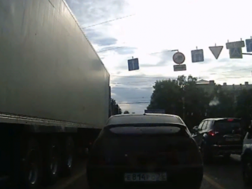 Массовое игнорирование светофора сняли на перекрестке в Воронеже 