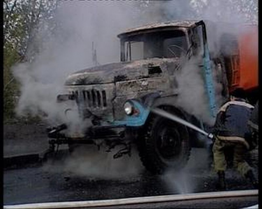 Под Воронежем ночью сгорел грузовик ЗИЛ