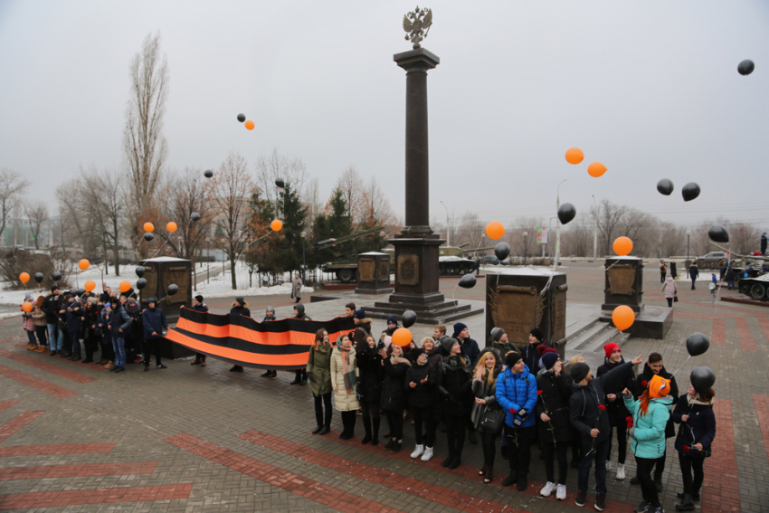 На День героев Отечества воронежские школьники выпустили в небо полсотни воздушных шаров