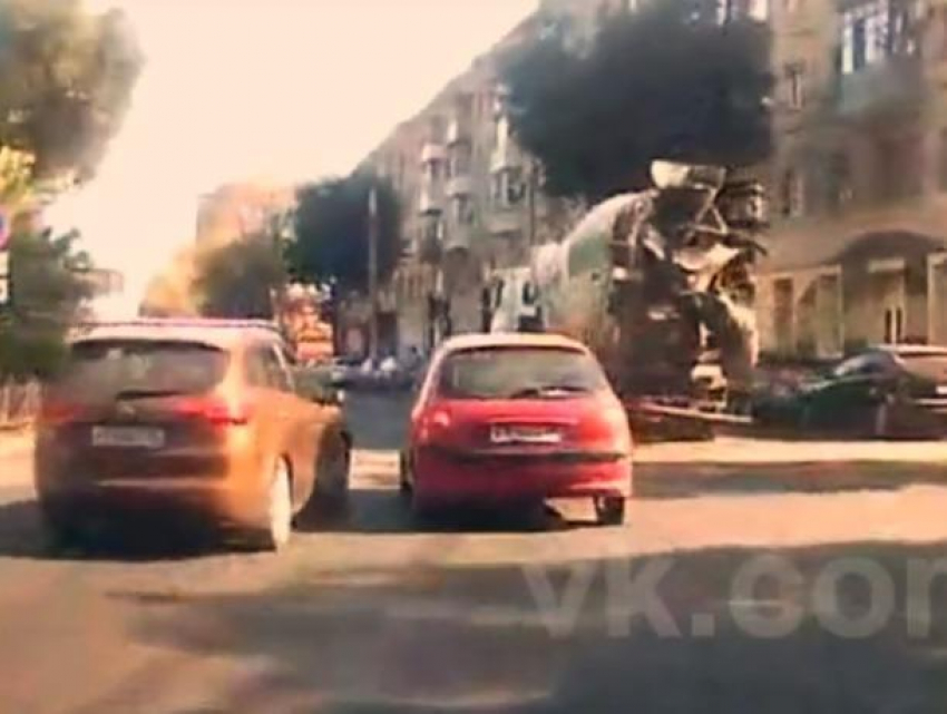 Опасный маневр невнимательного водителя иномарки попал на видео в центре Воронежа
