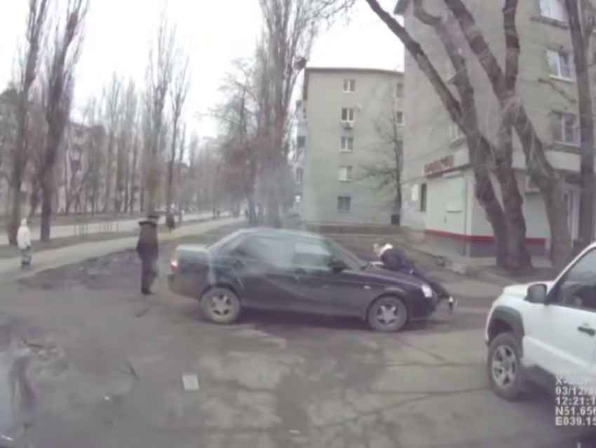 Эпичная перевозка воронежца на капоте попала в кадр