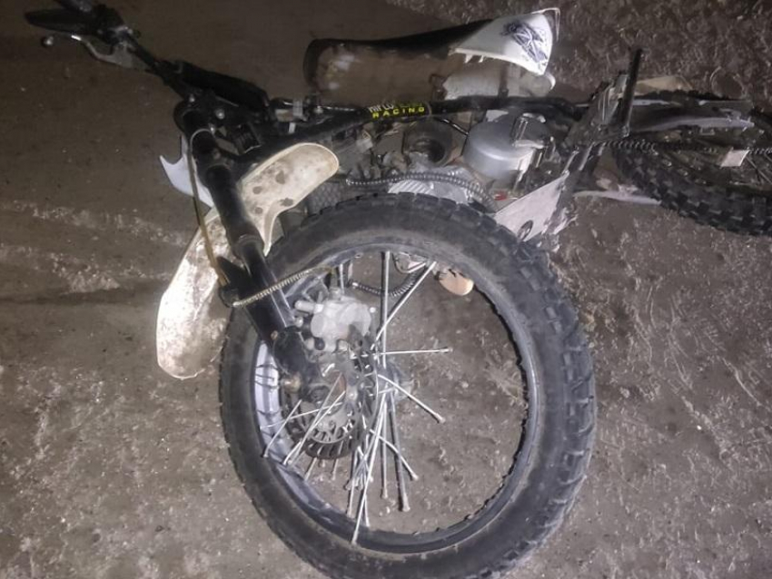 Опубликованы кадры с места гибели мотоциклиста в ДТП с LADA Vesta в воронежском райцентре