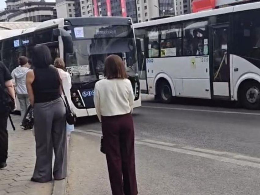 «Формально даже не на остановке»: воронежцы жалуются на автобусы, игнорирующие остановочные карманы на МП