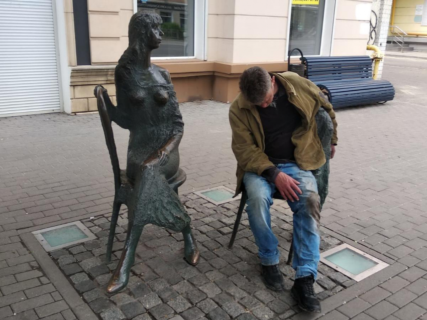 Озорной гуляка присел на венский стул напротив незнакомки в Воронеже
