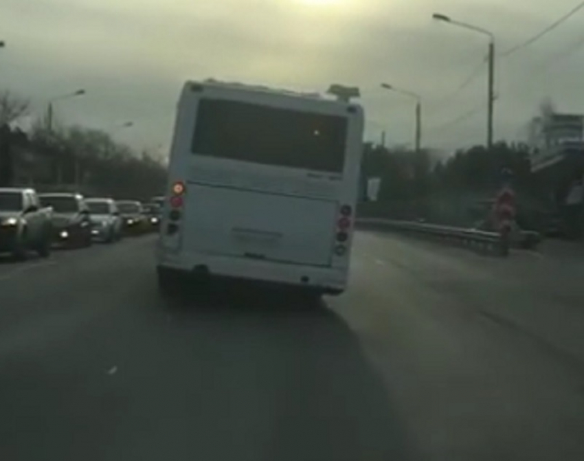 Автобус для космонавтов сняли на дороге в Воронеже 