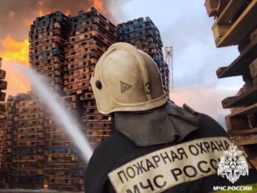 На видео попало, как к тушению промзоны в Воронеже привлекли пожарный поезд