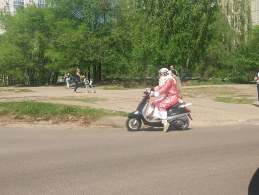 Поехавший от жары Дед Мороз удивил воронежцев в мае