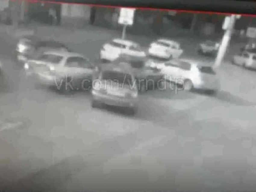 Момент ДТП с пятью машинами сняла камера на парковке в Воронеже