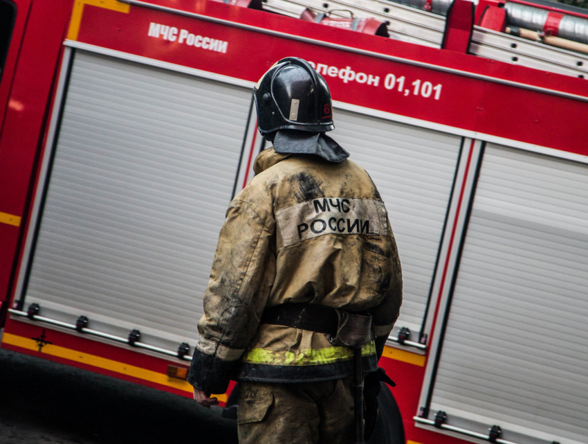 15 человек эвакуировали из горящего дома в Воронеже  