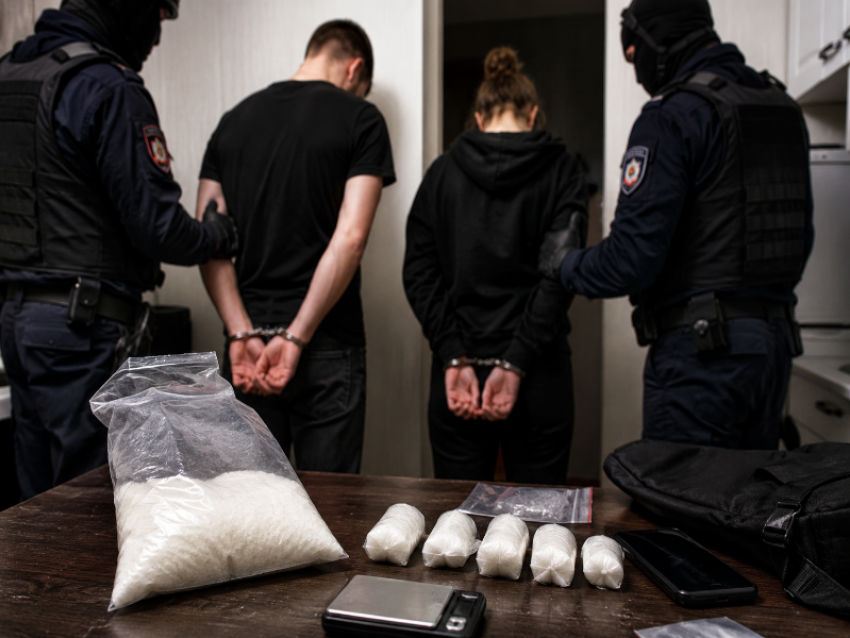 В Воронеже задержали пару наркокурьеров с крупной партией синтетических наркотиков 