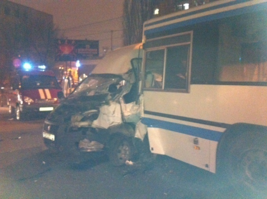 В Воронеже автобус №80 врезался в маршрутку: 5 человек пострадали
