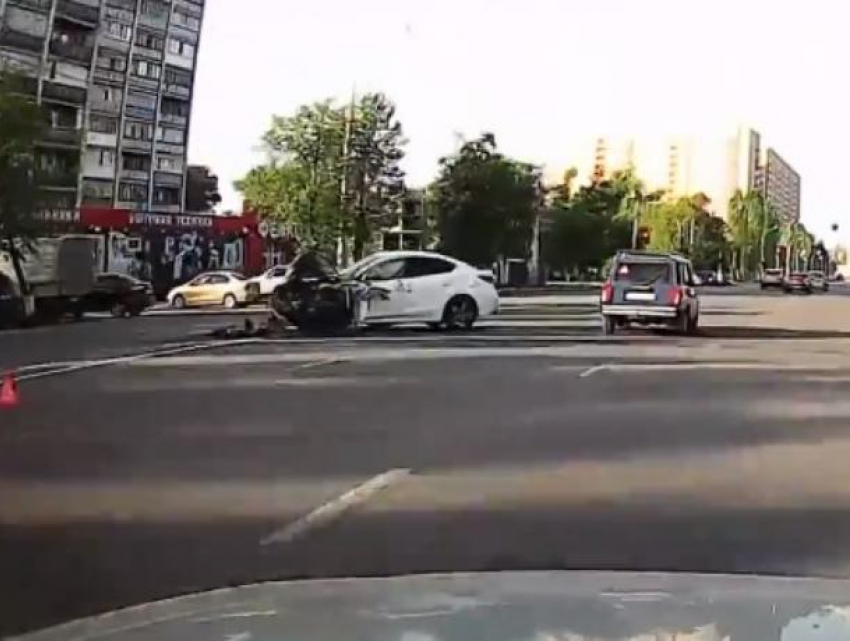 Последствия встречи Mazda с ковшом трактора сняли в Воронеже