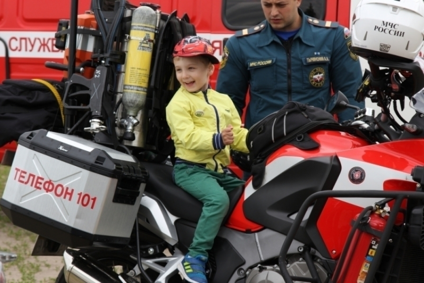 В Воронеже для детей провели выставку спецтехники МЧС