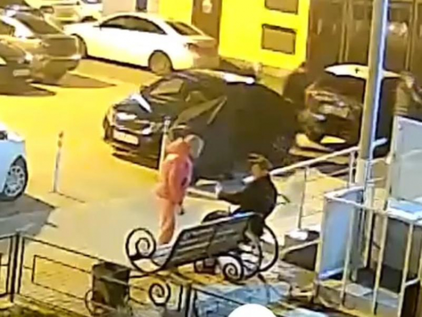 Женщина накинулась на инвалида-колясочника в воронежском ЖК