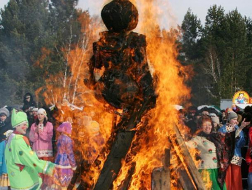 Воронежцам не дали сжечь чучело Масленицы в Центральном парке