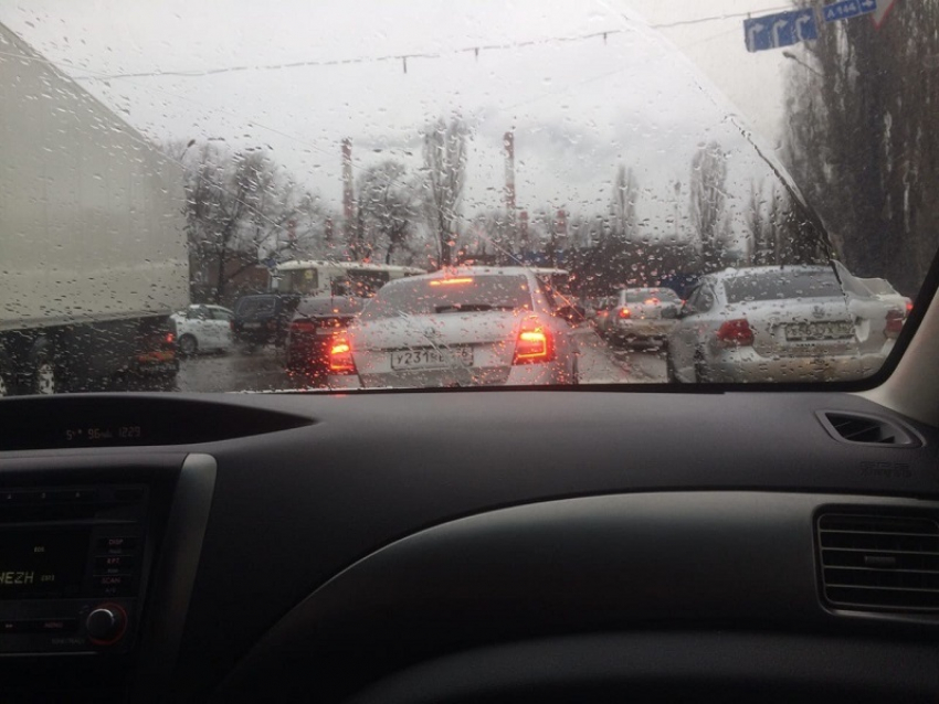 Сверхпробка парализовала движение на Левом берегу Воронежа