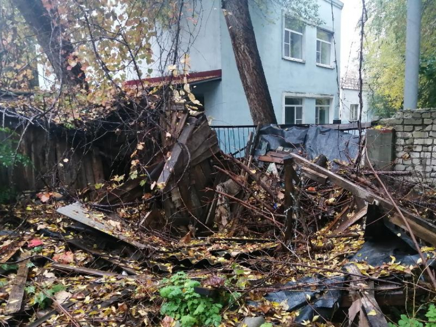 Малыши из воронежского детсада вынуждены играть в окружении свалок