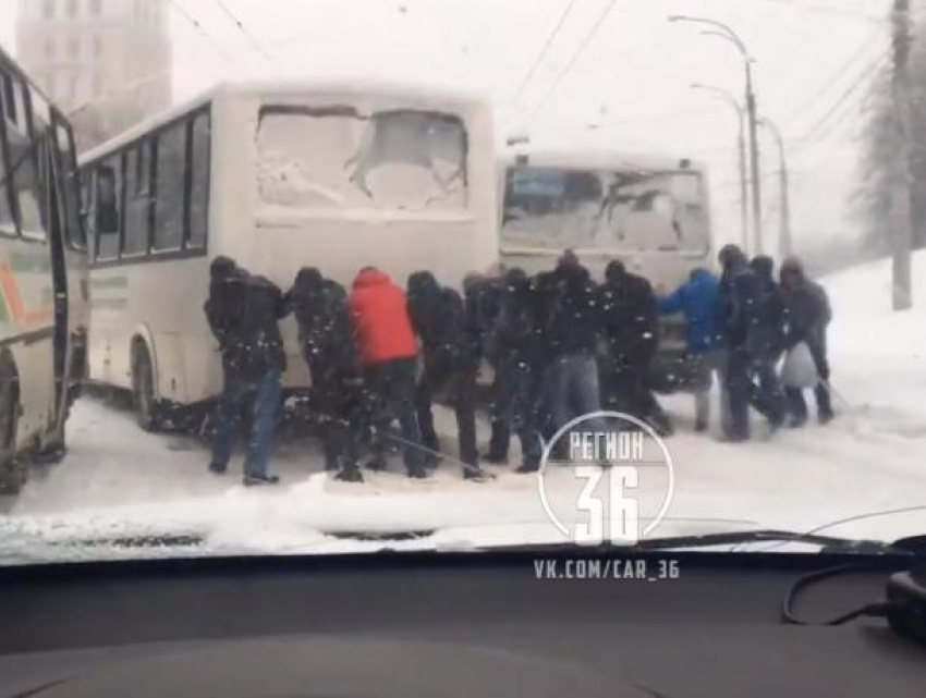 Воронежцы высмеяли на видео пассажиров, толкавших застрявший «Пазик"