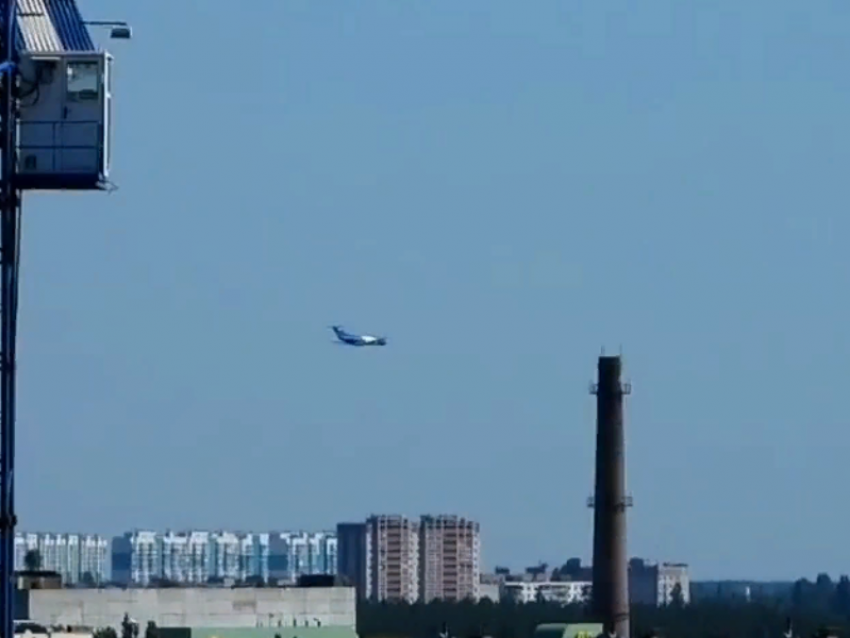  Устрашающе низкий полет самолета Як-40 над Воронежем показали на видео
